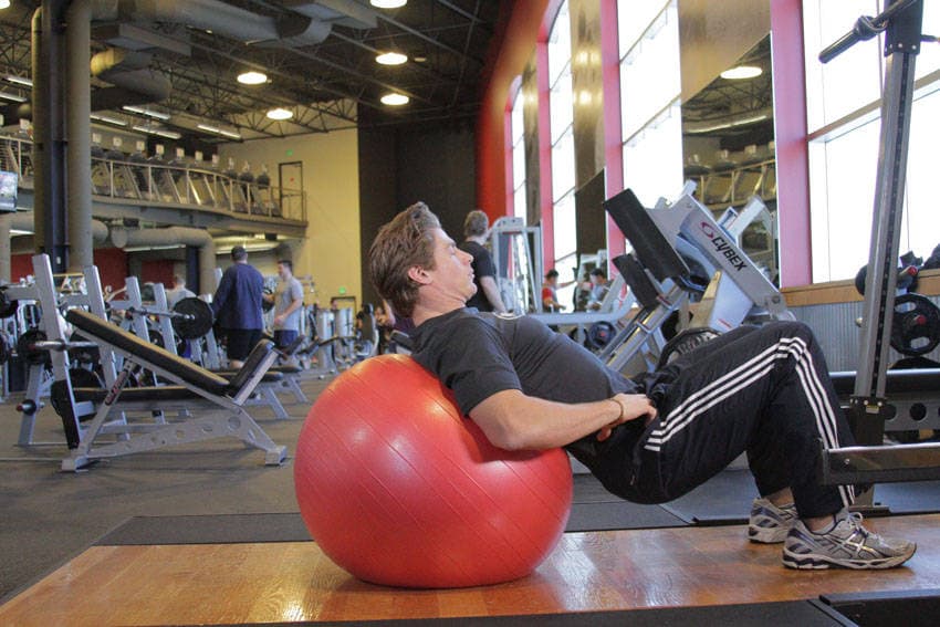 Puente de cadera sobre fitball, inicio