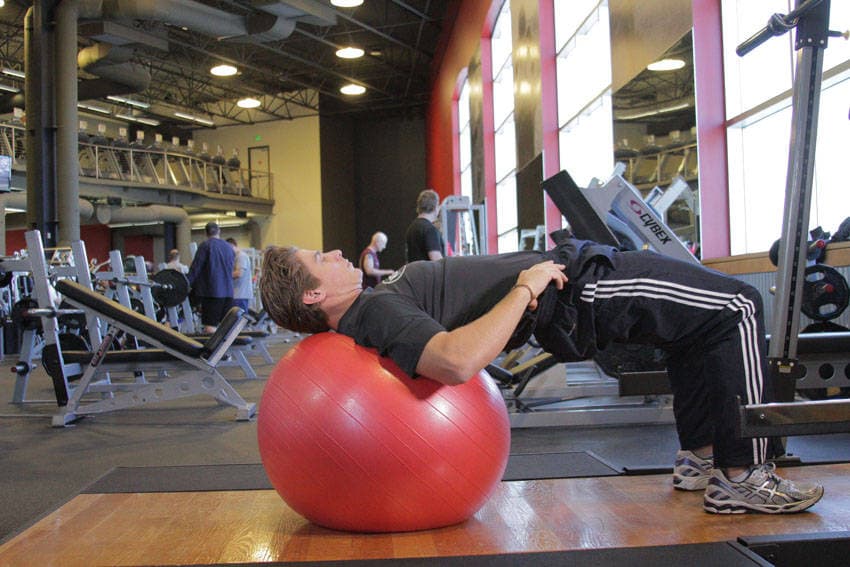 Puente de cadera sobre fitball, final