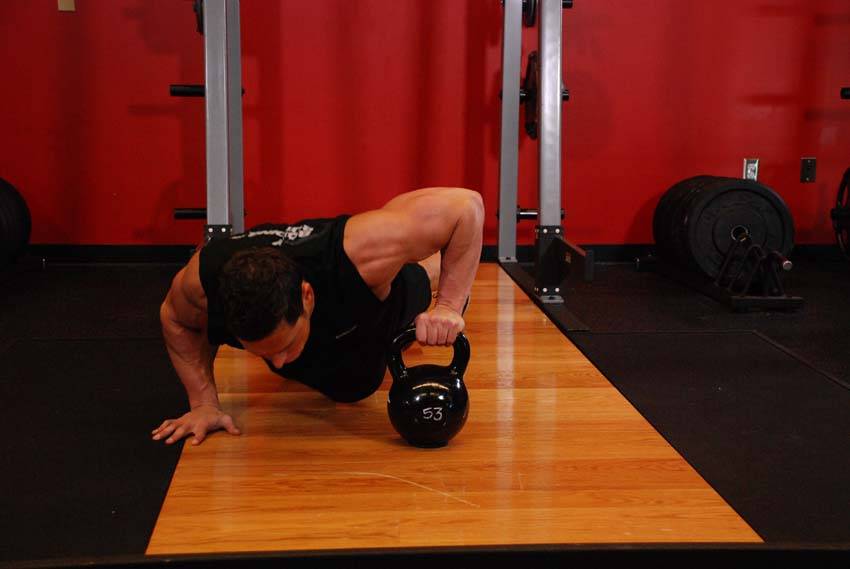 Flexiones pliométricas sobre kettlebells, inicio