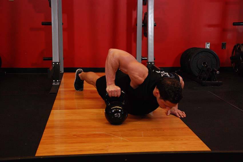 Flexiones pliométricas sobre kettlebells, final
