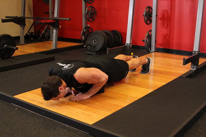 Flexiones con las manos juntas para tríceps, final