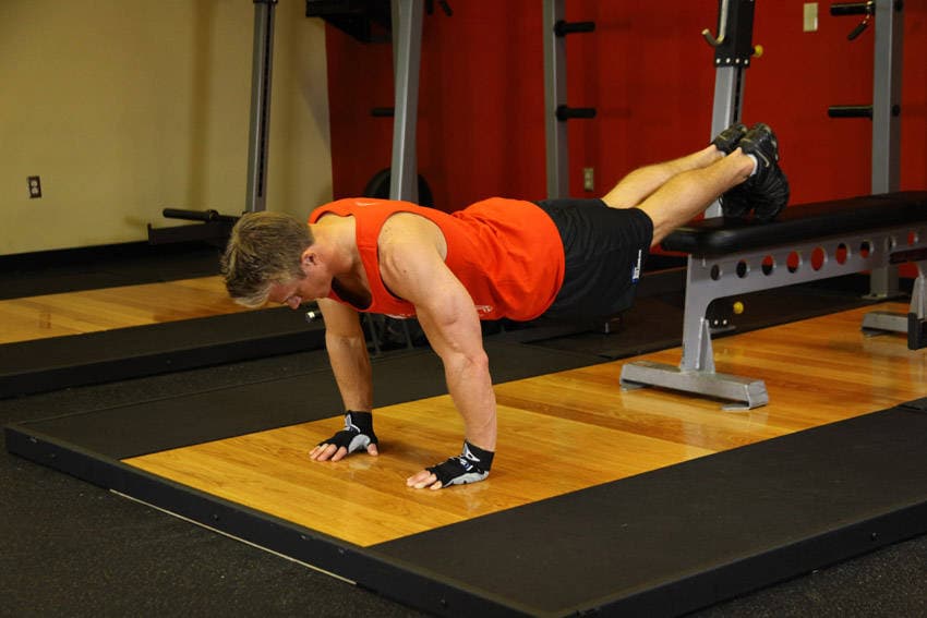 Flexiones con los pies elevados, inicio