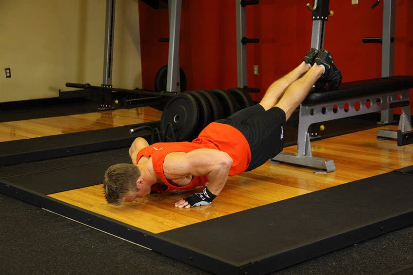 Flexiones con los pies elevados, final
