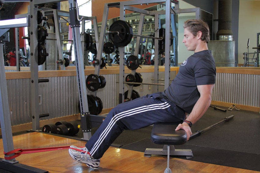 Curl femoral sentado con banda, inicio