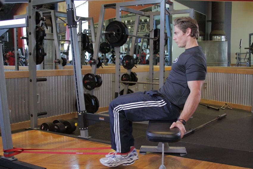 Curl femoral sentado con banda, final