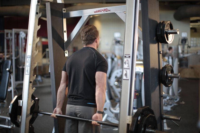 Smith Machine Behind the Back Shrug, start