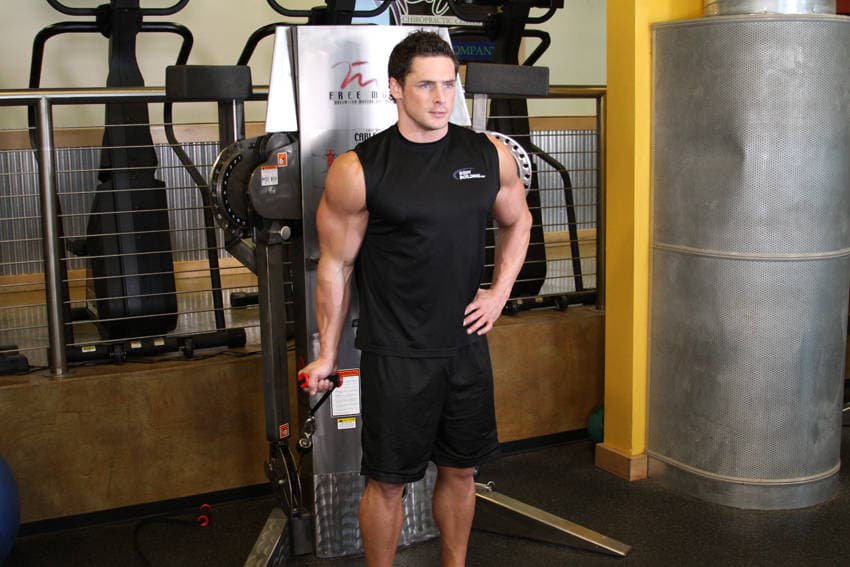 Curl a un brazo en polea de pie, inicio