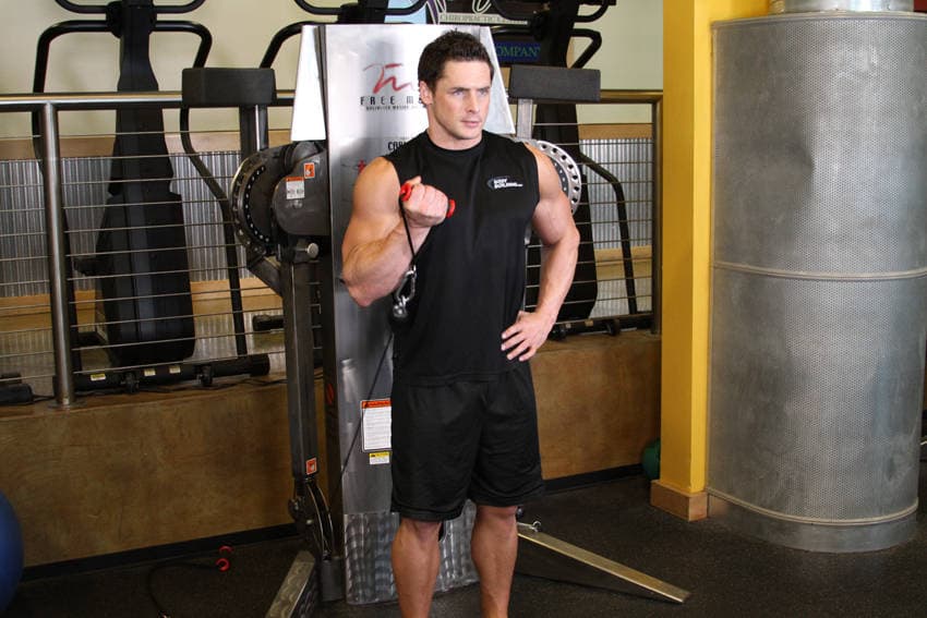 Curl a un brazo en polea de pie, final