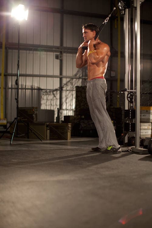 Crunch con cuerda de pie, inicio