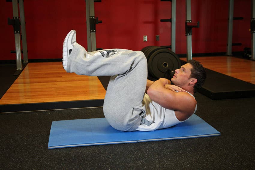 Crunch con rodillas recogidas, inicio