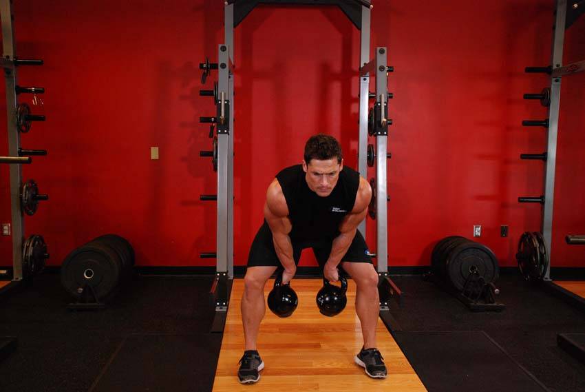 Cargada a dos brazos con kettlebells, inicio