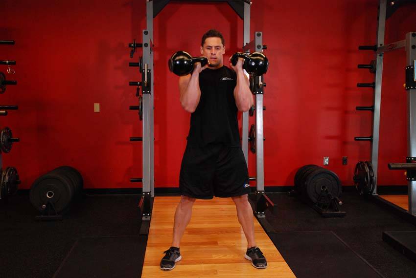 Cargada a dos brazos con kettlebells, final