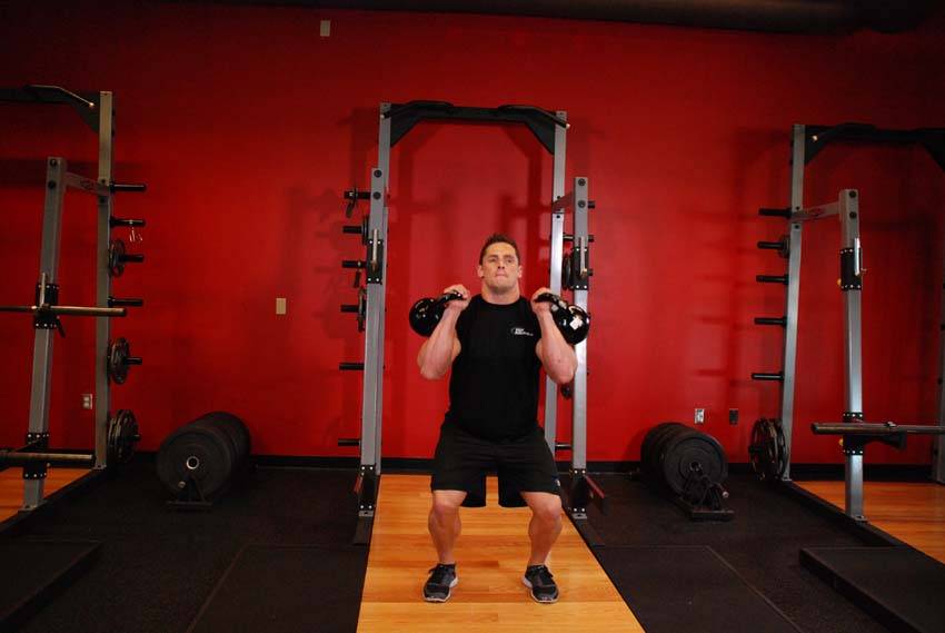 Envión a dos brazos con kettlebells, inicio