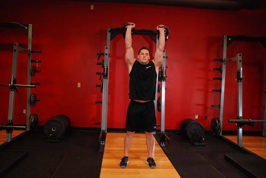 Envión a dos brazos con kettlebells, final