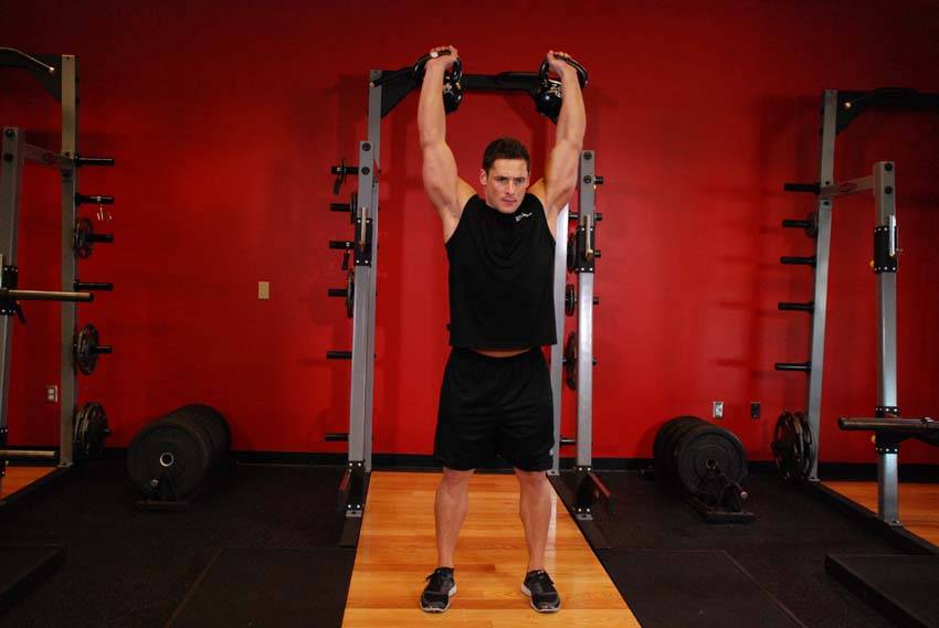 Press militar a dos brazos con kettlebells, final