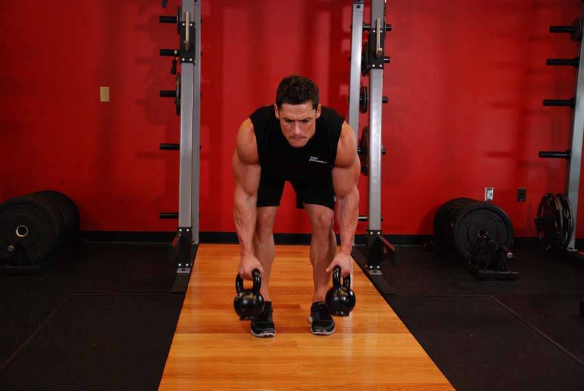 Remo a dos brazos con kettlebells, inicio