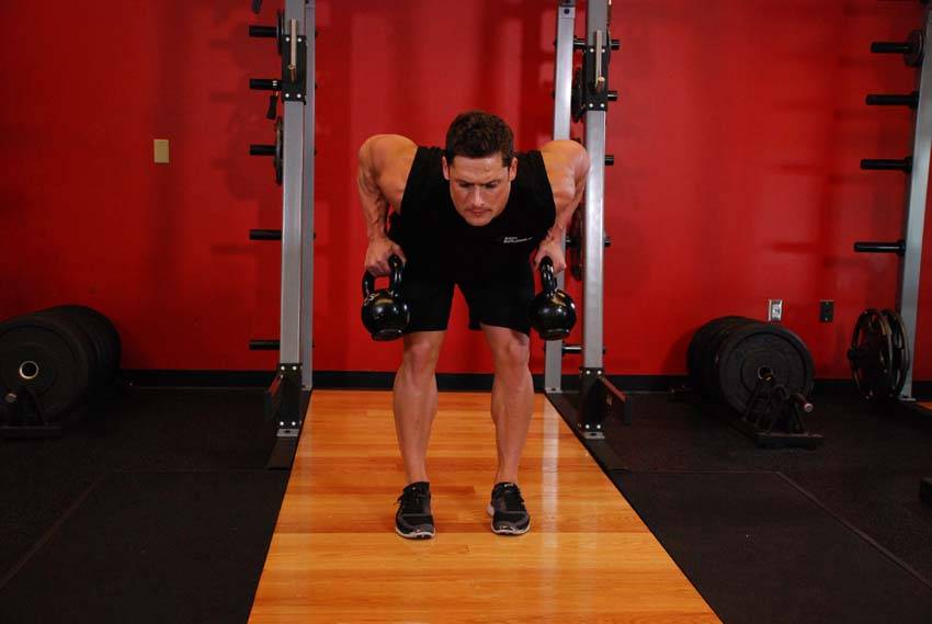 Remo a dos brazos con kettlebells, final