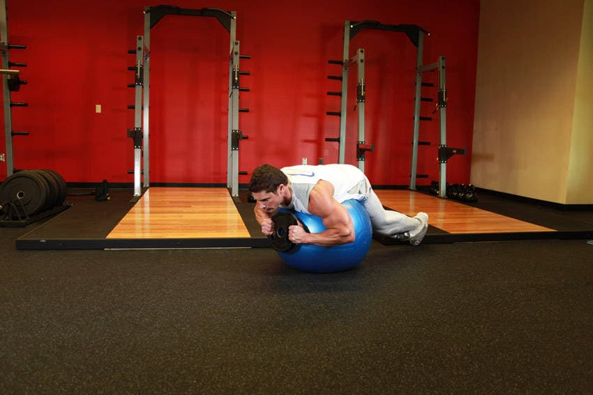 Hiperextensión sobre fitball con peso, inicio
