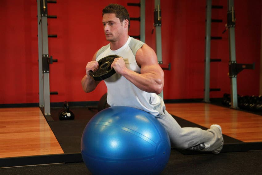 Hiperextensión sobre fitball con peso, final