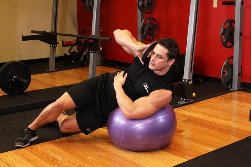 Flexión lateral sobre fitball con peso, final